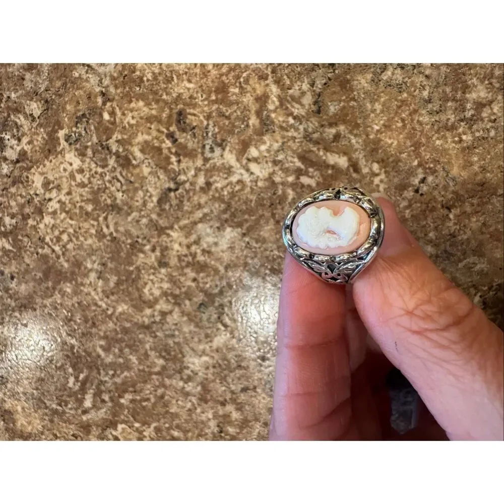 Woman’s vintage style cameo ring size 6 with jewelry storage bag
